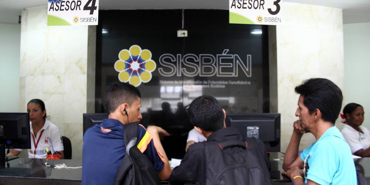 Usuarios de sistema de salud subsidiada esperan ser atendidos en las oficinas principales del Sisben.