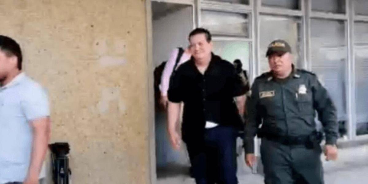 Al final el juez ordenó el arresto por 48 horas del fiscal Ruíz, quien fue acompañado por policías a los calabozos de la URI, lo que obligó a suspender la audiencia.