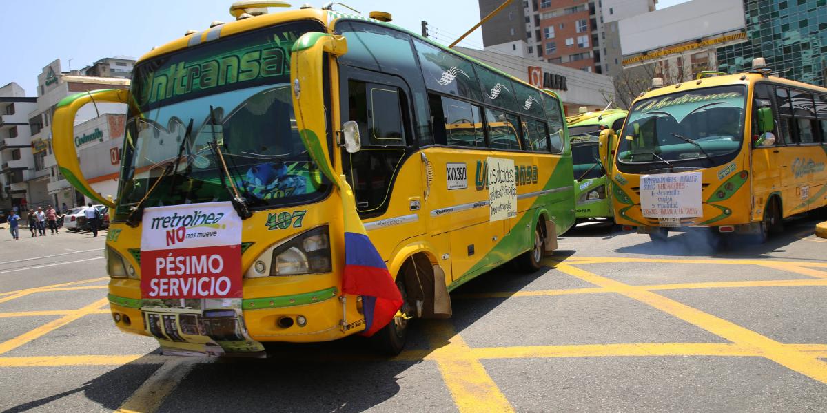 Filas de buses se tomaron las calles de Bucaramanga.