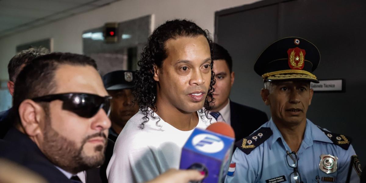 Ronaldinho compareció este viernes ante un juez en Asunción.