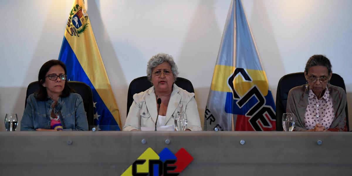 La presidenta del Consejo Nacional Electoral (CNE), Tibisay Lucena (centro) habla en una conferencia de prensa junto a la vicepresidenta del CNE, Sandra Oblitas (izq) y la funcionaria  Socorro Hernandez (der).