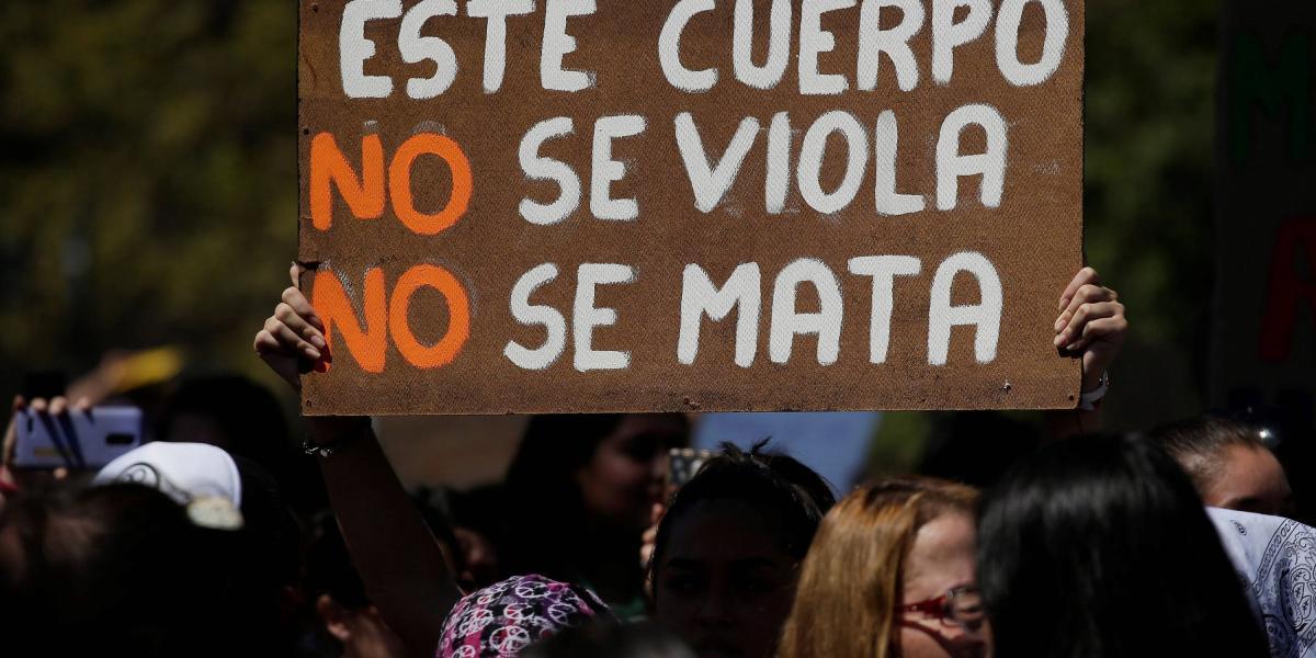 En la manifestación, las mujeres en Chila exigieron el fin de la violencia machista y lanzaron consignas en contra del gobierno de Sebastián Piñera, a cuatro meses del estallido social.