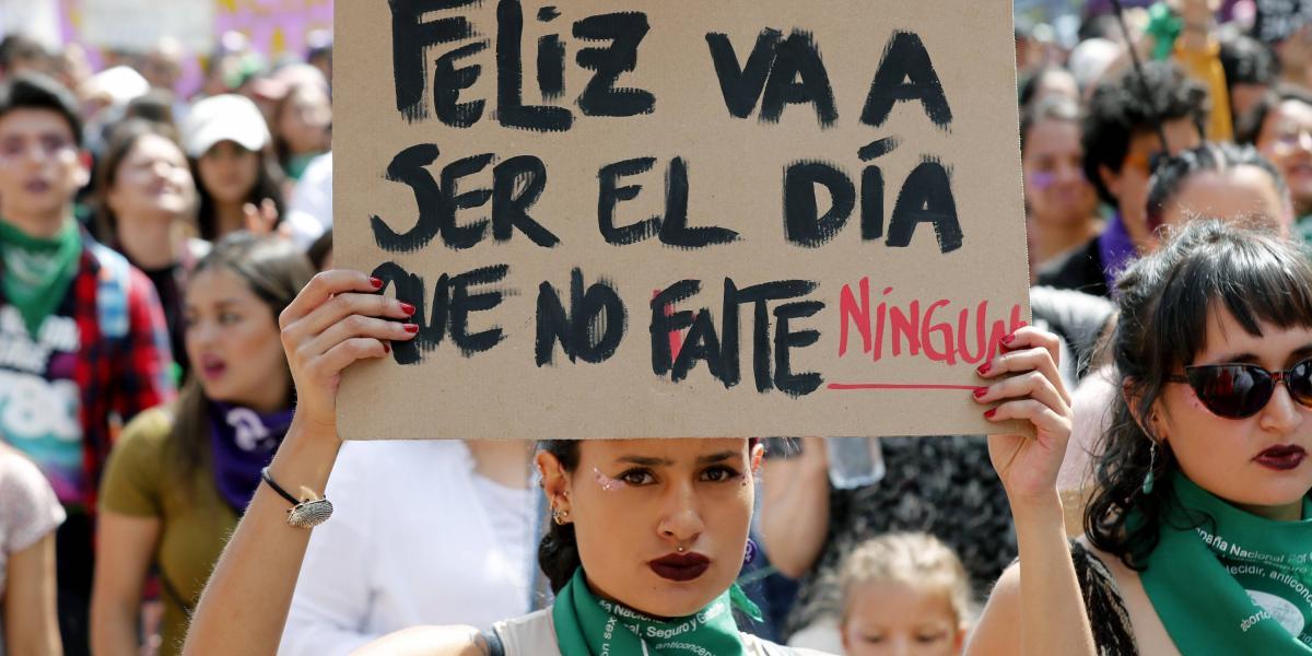 Marchas en Bogotá. En Colombia, entre enero y noviembre de 2019 el Instituto de Medicina Legal contabilizó 796 feminicidios y hasta octubre de ese año fueron registradas 98.583.
mujeres víctimas de violencia de género en el país.
