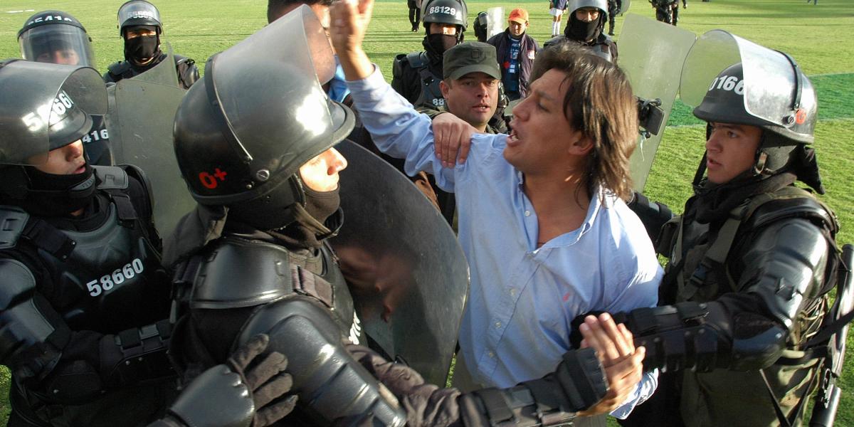 Eduardo Pimentel, en un partido contra Nacional en 2006, quejándose contra el juez Hárold Cardona. a