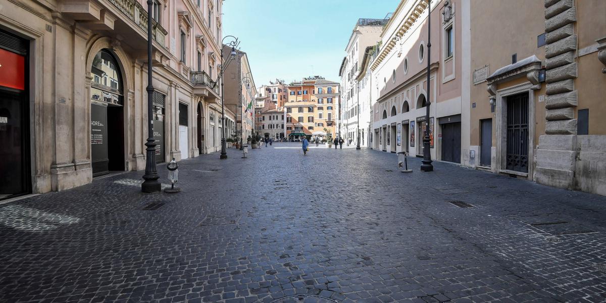 La semidesierta Piazza San Lorenzo en Lucina, en el centro de Roma, Italia.