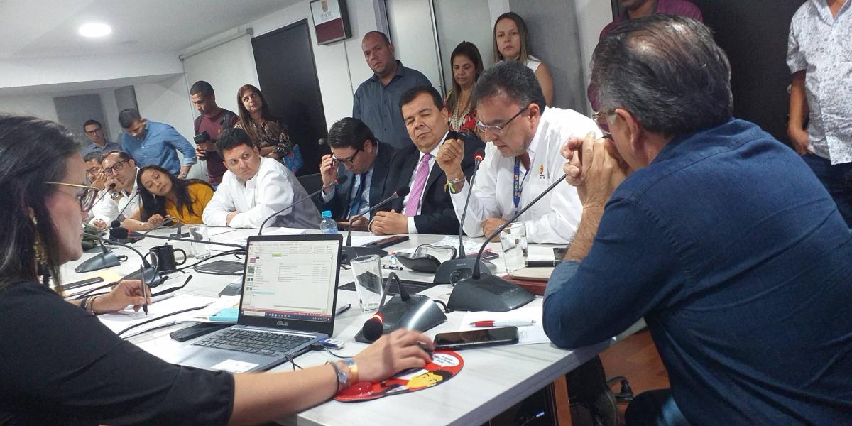 El gerente (e) de Emcali, Jesús Darío González, interviene ante la Comisión de Entidades Descentralizadas del Concejo de Cali.