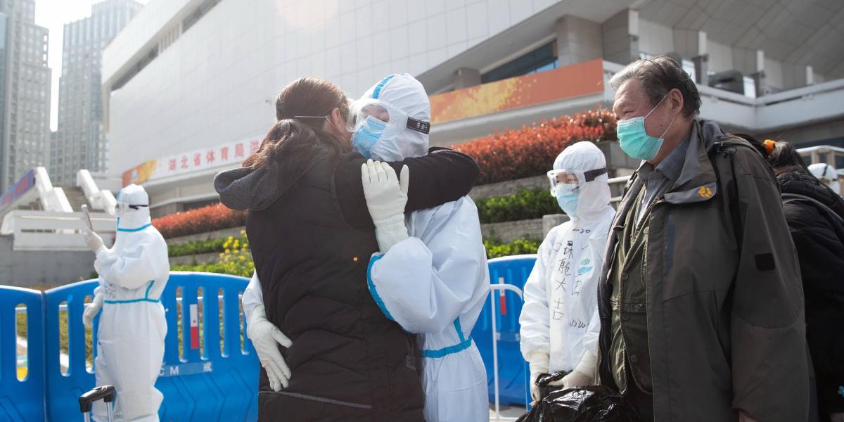 Médicos del hospital temporal Wuchang Fangcang establecido en el gimnasio Hongsan en Wuhan para tratar a enfermos con coronavirus, celebraron este martes el alta de todos sus pacientes.