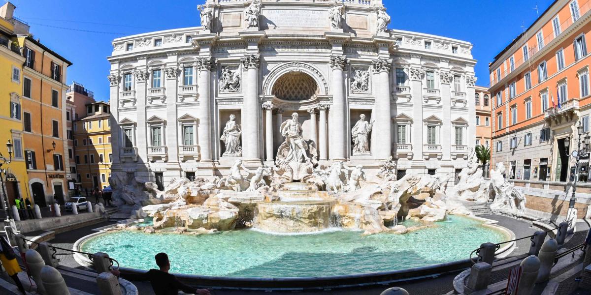 Italia es el primer país en generalizar en todo su territorio medidas para tratar de detener la propagación del coronavirus. En la foto se ve desolada la Fontana de Trevi, uno de los sitios más visitados de Roma.