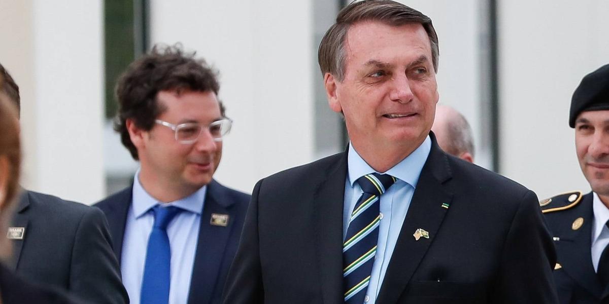 Presidente de Brasil, Jair Bolsonaro, acompañado de su secretario de Prensa, Fabio Wajngarten.