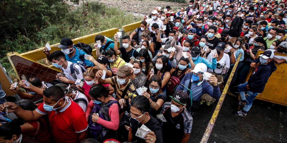 Frontera del puente Simón Bolívar en la frontera entre Colombia y Venezuela. Personas cruzan en busca de elementos para hacer frente al coronavirus.