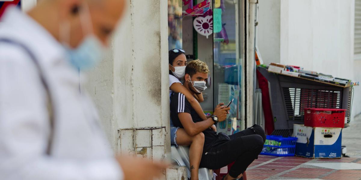 Barranquilla, Colombia, 17 de Marzo de 2020. Una pareja en el centro de Barranquilla descansa despuès de almuerzo con tapabocas. Foto Vanexa Romero/ETCE