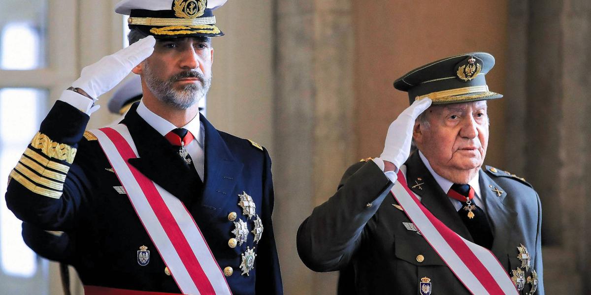 Felipe VI llegó al trono luego de que Juan Carlos I abdicara a su favor en 2014. El domingo pasado, el actual rey tuvo que quitarle el salario del Estado a su padre y rechazar su herencia.