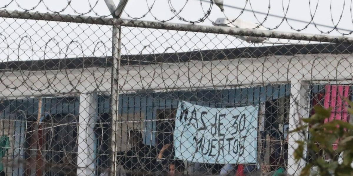 Aunque solo se conoce de heridos, una pancarta sacada por los reclusos, a la que EL TIEMPO le alcanzó a tomar una foto, dice que hay más de '30 muertos' por los motines.