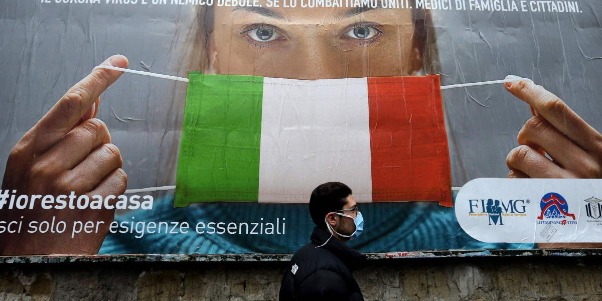 Letreros que dicen ‘Todos juntos, sin miedo’ son parte de la campaña del Gobierno italiano para evitar la propagación del coronavirus.