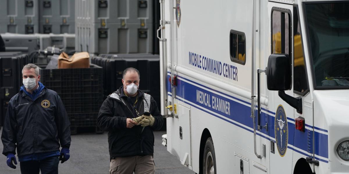 Autoridades en Nueva York construyen una morgue para las víctimas del coronavirus en esa ciudad.