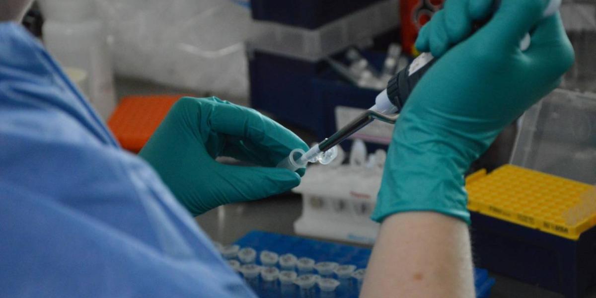 El laboratorio del Instituto Nacional de Saludo (INS) tiene capacidad para procesar 1.600 muestras diarias.