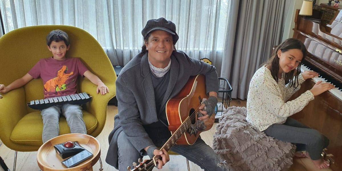 El músico Carlos Vives ensaya en compañía de sus hijos, en su residencia de Bogotá.