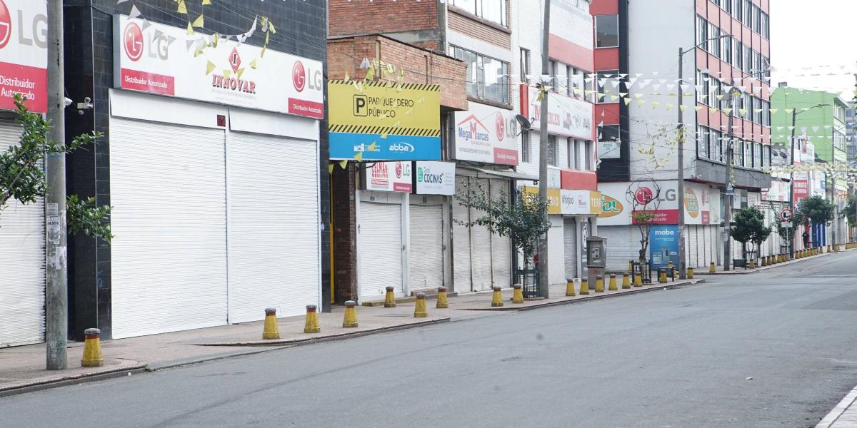 En la carrera 13 de Bogotá, los reconocidos locales de electrodomésticos, en cierre obligado que perjudica a sus propietarios.