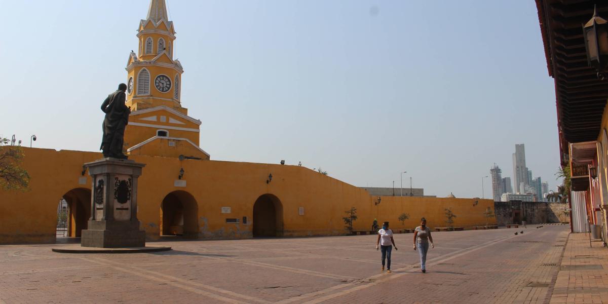 Así luce la Plaza de los Coches, epicentro de una ciudad que respira turismo, y la escultura de Pedro de Heredia, visita obligada para el viajero.