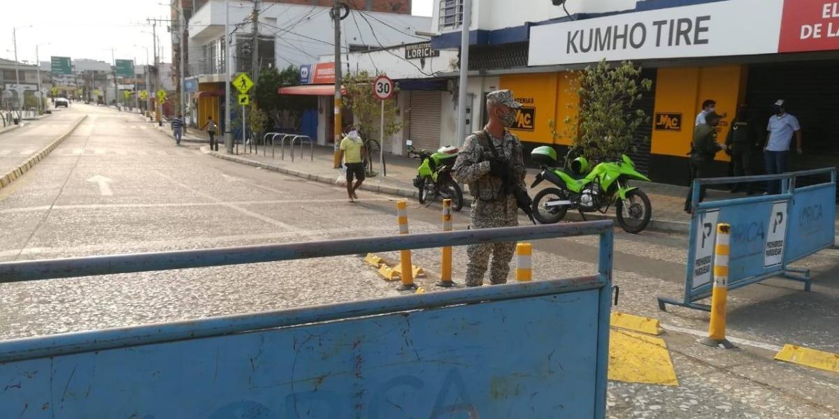 Carreteras en asfalto que comunican localidades con el resto del departamento permanecen bloqueadas e impiden la movilización de motos y carros.