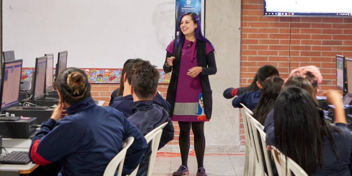 Carolina Bernal es docente del Distrito hace 11 años e integró el equipo gestor de la virtualidad para la cuarentena.
