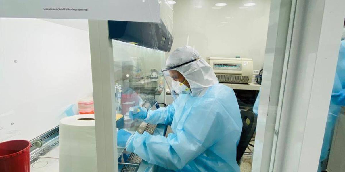 El laboratorio cuenta con cuatro áreas integradas por microbiólogos especializados en biología molecular y técnicos, capacitados por el Instituto Nacional de Salud.