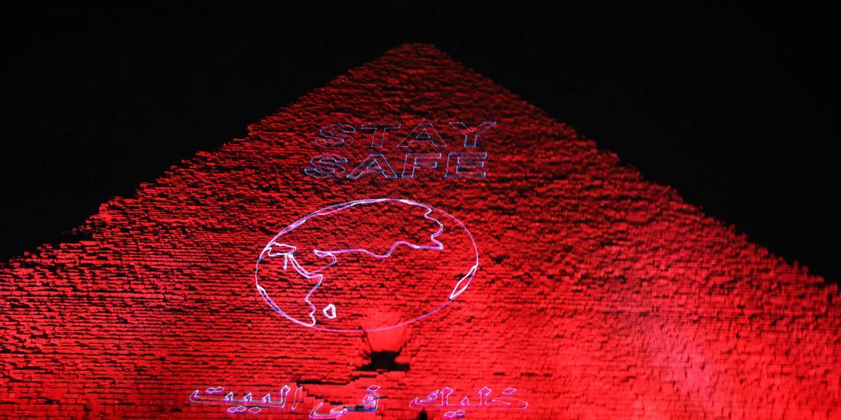 En Guiza (Egipto), las pirámides se iluminaron esta semana con mensajes dirigidos a la población, para recordar la importancia de quedarse en casa.
