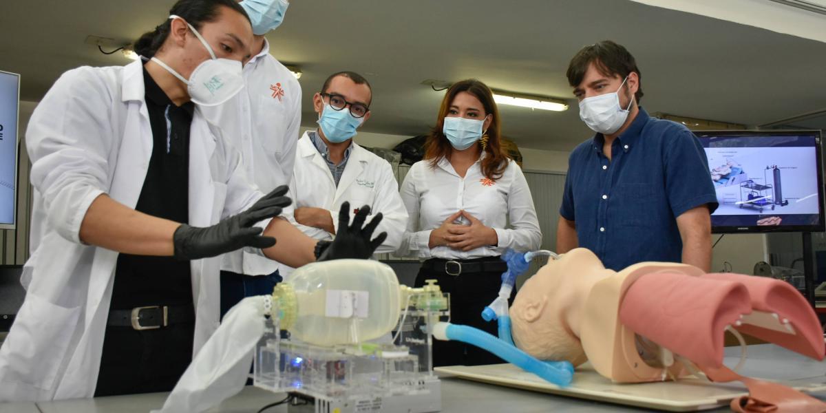 En los laboratorios del Sena trabajan en estos momentos unas 40 personas, entre esos investigadores de la Universidad del Norte, para la fabricación del primer respirador mecánico.