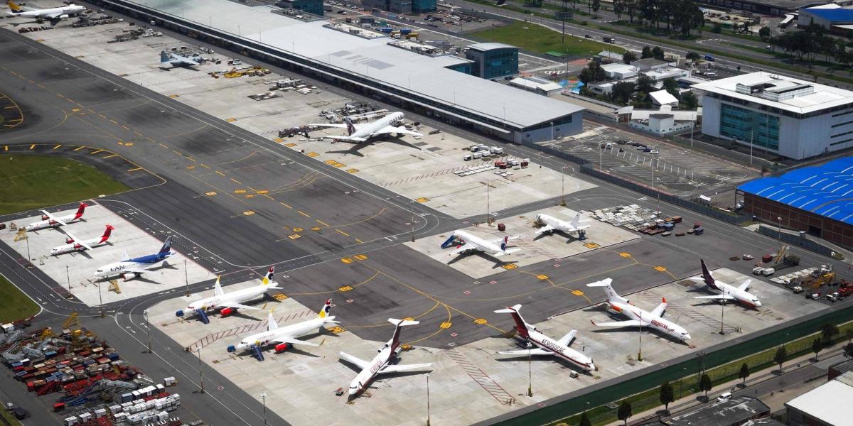 Panorámica de la zona de carga del aeropuerto El Dorado en Bogotá, que concentra el 70 % de lo que se mueve a nivel nacional e internacional.