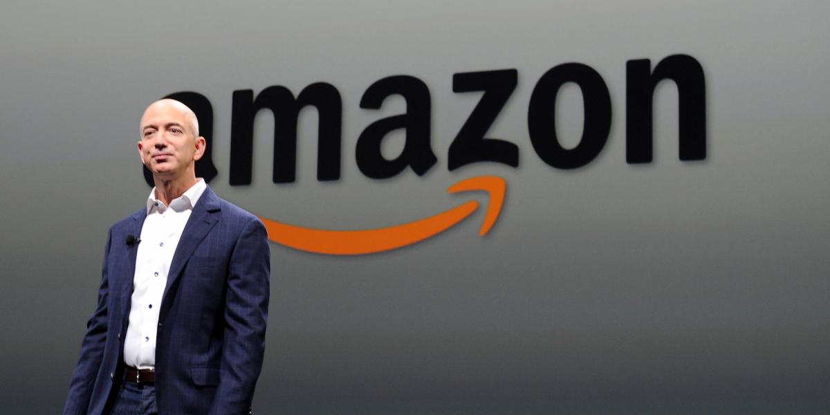 Jeff Bezos

El Director ejecutivo de Amazon es la persona más rica del mundo por tercer año consecutivo a pesar de da 36 mil millones de dólares de sus acciones de Amazon a su ex esposa MacKenzie Bezos como parte de su acuerdo de divorcio. 
Su fortuna tiene un valor de 113 mil millones de dólares, impulsada por un crecimiento del 15% en las acciones de Amazon de acuerdo con la última lista de la revista ‘Forbes’ en 2019. 

La empresa que dirige ha sido el centro de atención durante la pandemia, según ‘Forbes’, está contratando a 100 mil trabajadores para satisfacer la demanda de los compradores en línea.