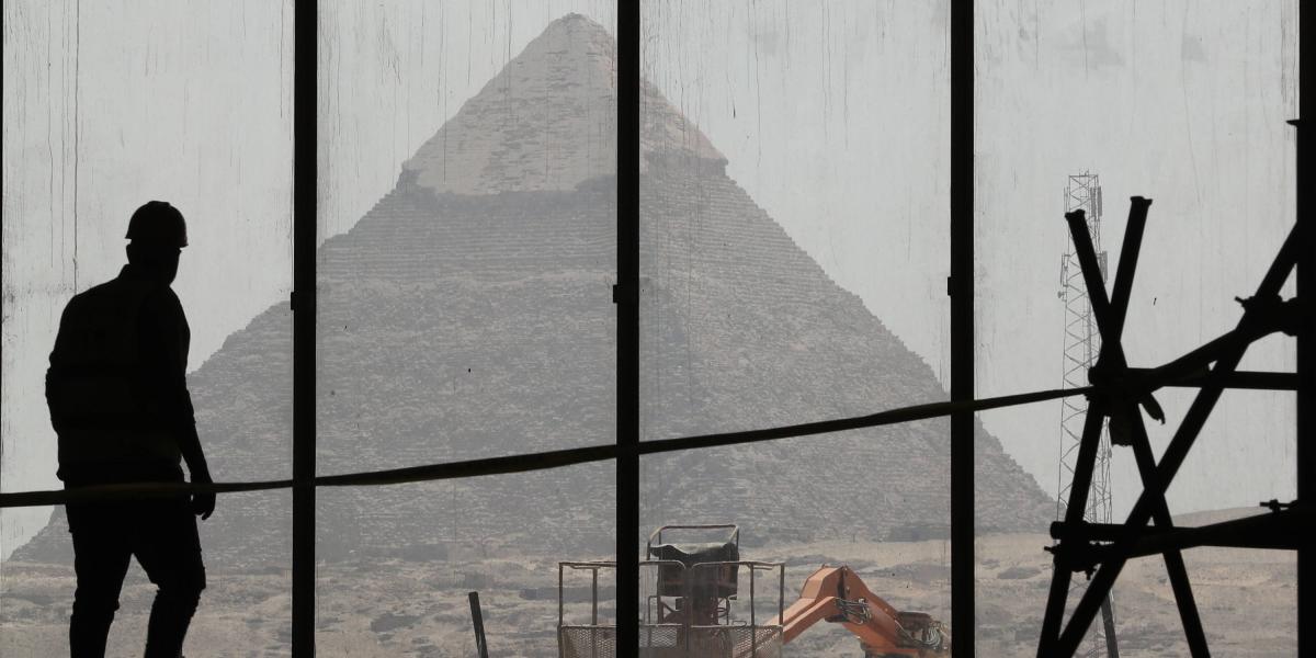 Un operario trabaja en las labores de construcción del Gran Museo Egipcio en Giza (Egipto), cuya inauguración ha sido hasta 2021 debido a la crisis del coronavirus.