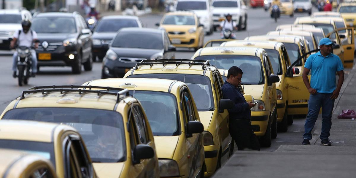 Con la cuarentena, muchos taxistas que no trabajan con plataformas o celular no han podido laborar.