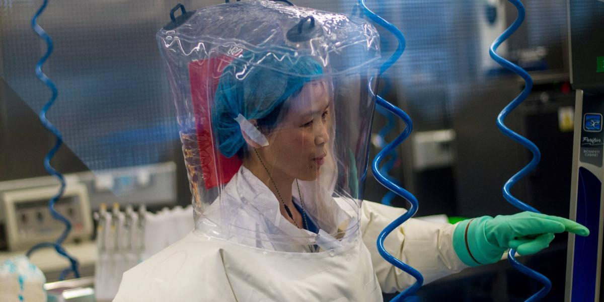 Foto de archivo tomada el 23 de febrero de 2017. Muestra a un trabajador dentro del laboratorio P4 en Wuhan. El laboratorio epidemiológico P4 se construyó en cooperación con la empresa bioindustrial francesa Institut Merieux y la Academia de Ciencias de China.