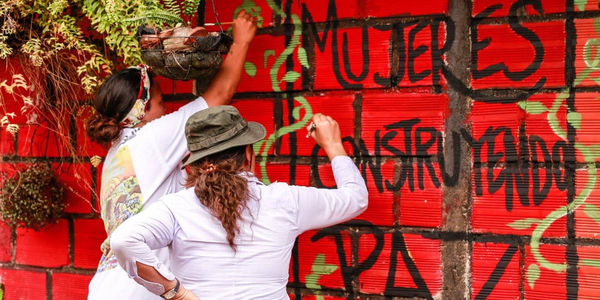 En el Festival de Murales en Agua Bonita, muralistas y exguerrilleras se unen anualmente para trabajar por la reincorporación comunitaria.