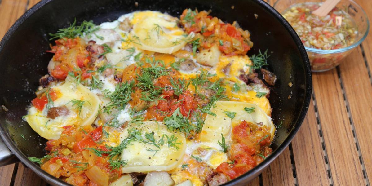 Huevos estrellados con chorizo, hogao y queso Paipa, una receta que el chef David Orozco preparó con lo que tenía en su nevera y es fácil de hacer.