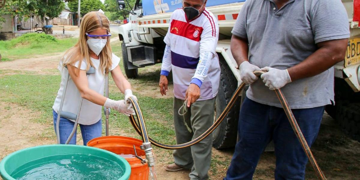 La Gobernadora del Atlántico Elsa Noguera ha estado llevando agua, a las comunidades de la zona rural de Sabanalarga.