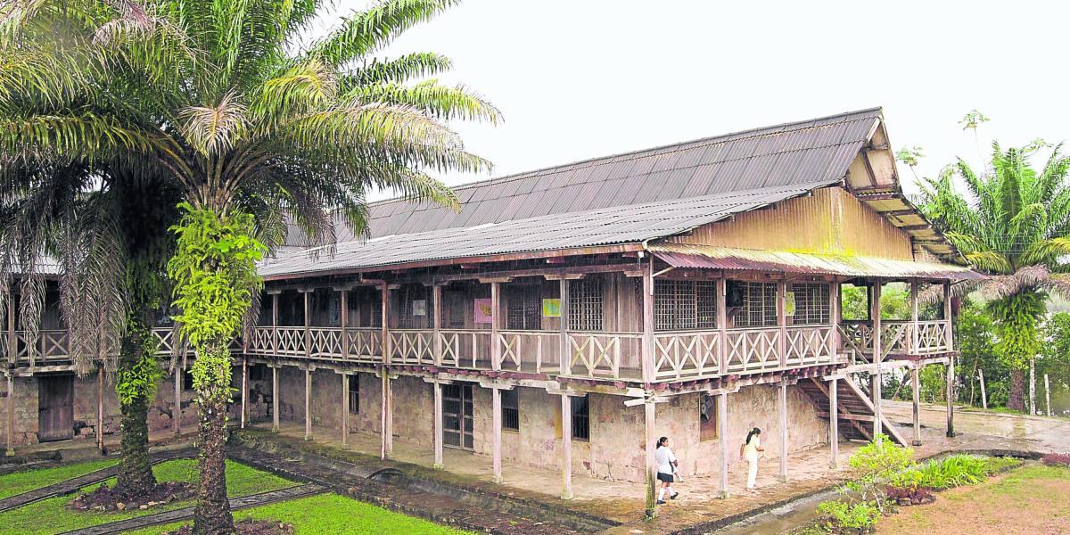 La Casa Arana, aunque remodelada, es un símbolo de la explotación cauchera en el Amazonas.