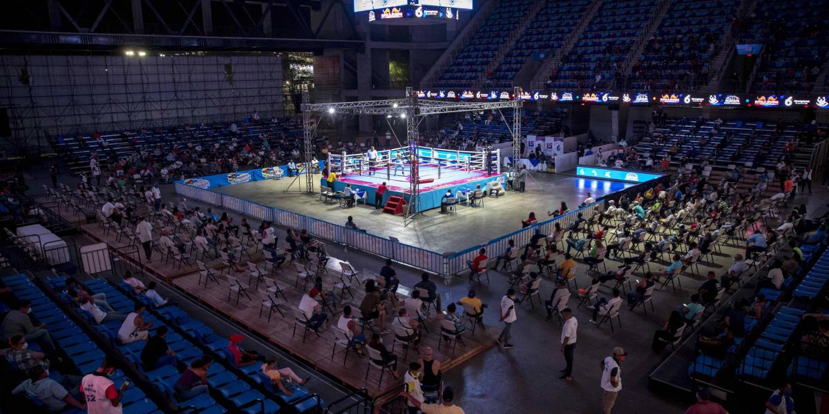 Con poco público se realizó en Managua una velada boxística en medio de la pandemia.