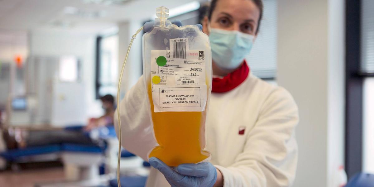 Una enfermera muestra una bolsa de plasma convaleciente extraído de un paciente recuperado de covid-19 en Barcelona.