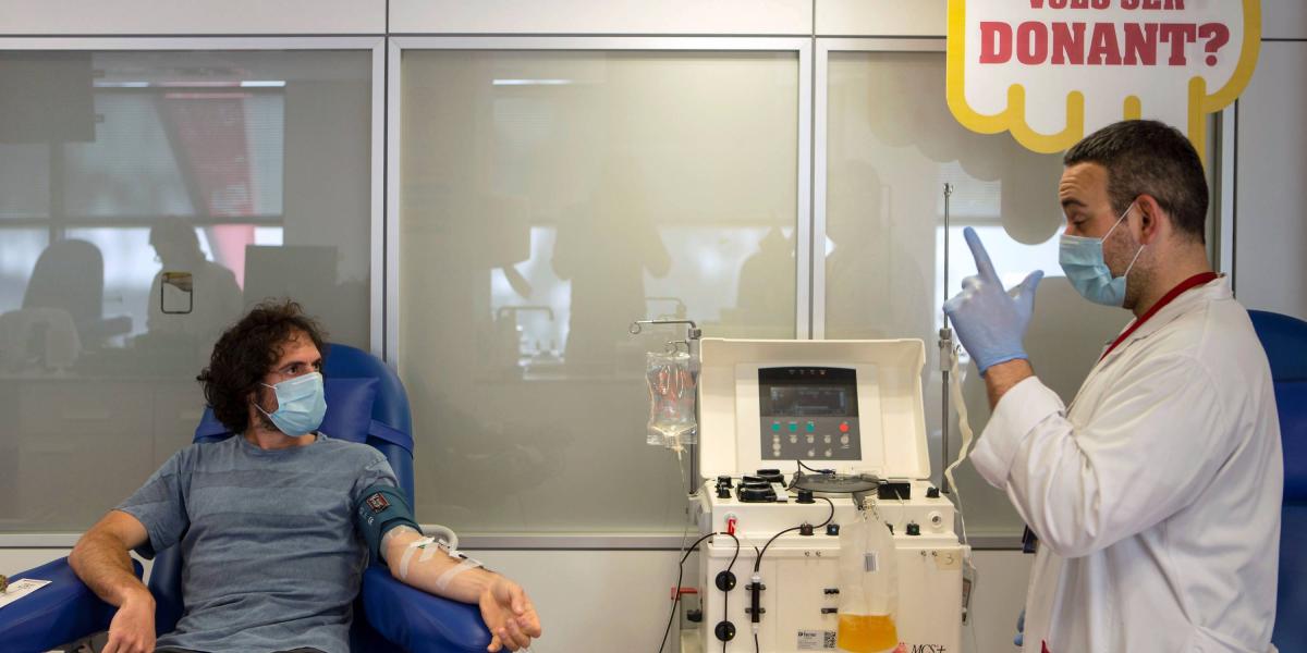 Josep, un paciente recuperado de covid-19, se somete a una extracción de plasma convaleciente que se usará para un estudio que realiza en Barcelona.