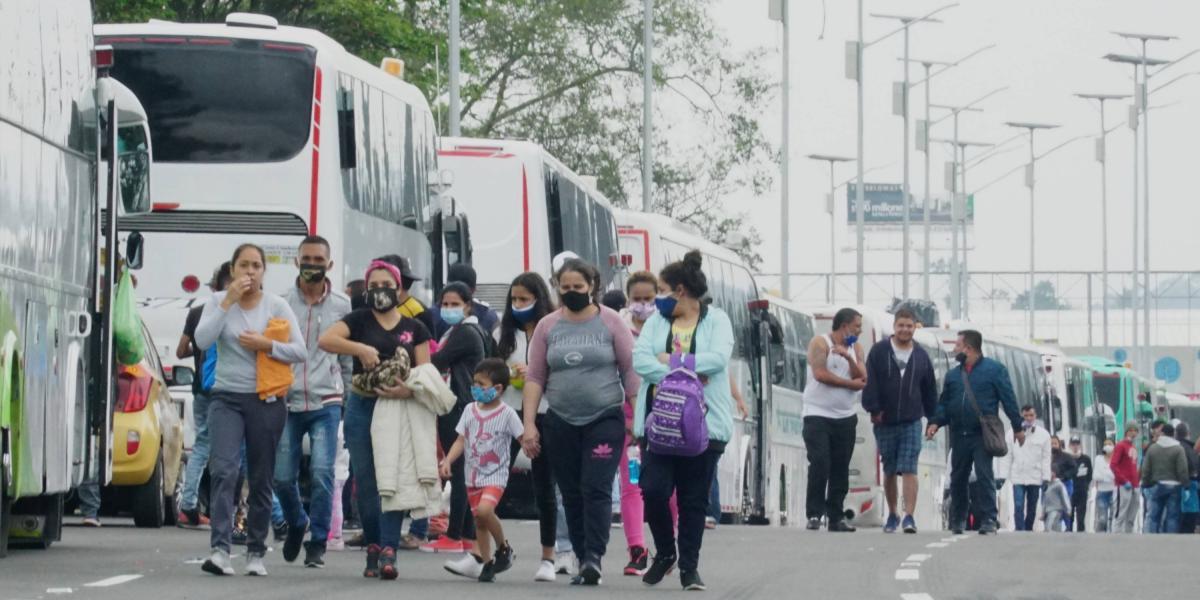 Decenas de buses cargados de venezolanos están esperando la autorización para salir.