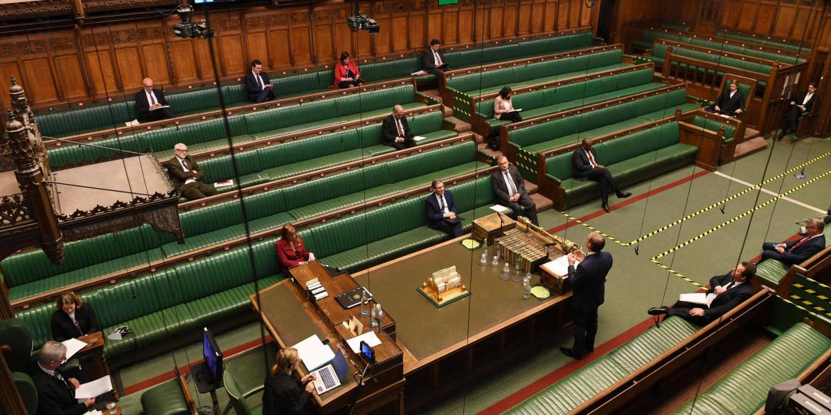 El Parlamento del Reino Unido reanuda su actividad con medidas de distanciamiento social. Algunos parlamentarios participan remotamente.