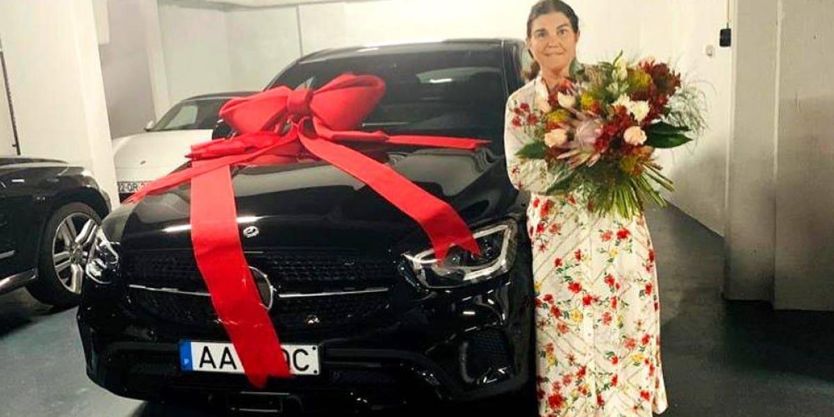 Dolores Aveiro recibió un increíble Mercedes-Benz como sorpresa.