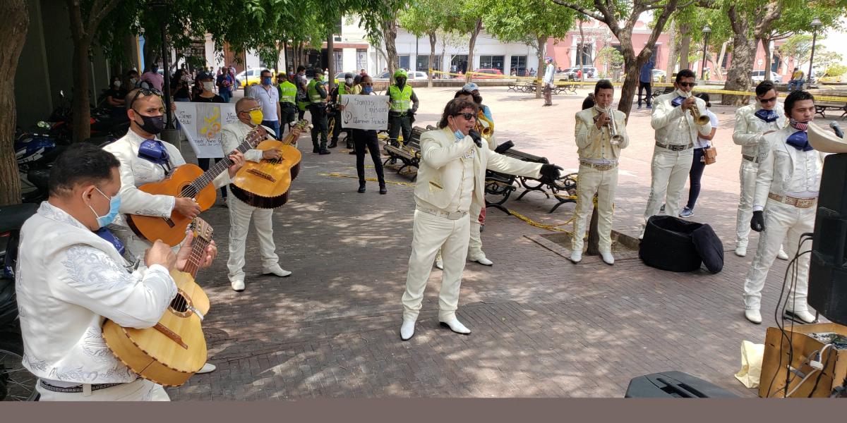 Los mariachis organizados en Santa Marta de los que dependen unas 100 familias, extienden una petición a la alcaldesa Johnson de que por lo menos este mes les permitan salir a la calle a prestar sus servicios.
