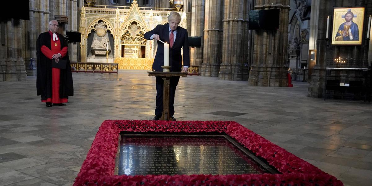 El primer ministro, Boris Johnson, que visitó ayer la catedral de Westminster, ha sido cauteloso frente a la flexibilización de la cuarentena.