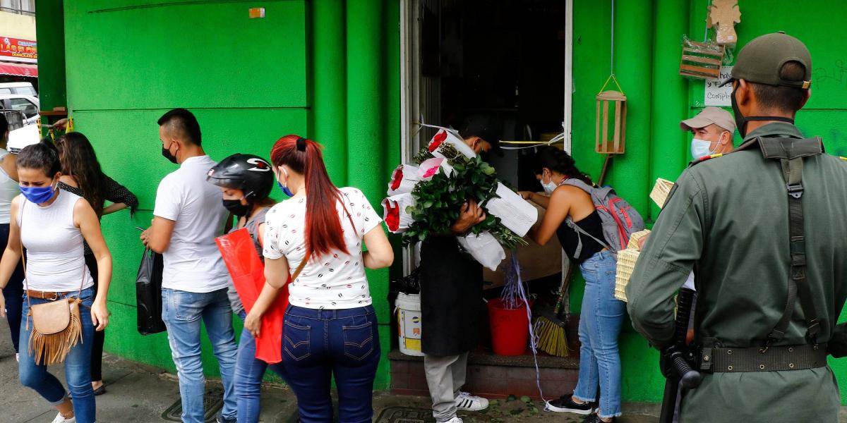 Compradores de flores salieron a las calles de Medellín para comprarlas previo a la celebración del Día de la Madre, los ciudadanos se anticiparon debido al toque de queda que rigió en el valle de Aburrá desde el sábado 9 de mayo.