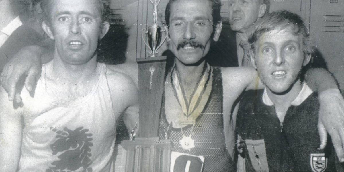 Alvaro Mejía (centro) y su triunfo en la Maratón de Boston.