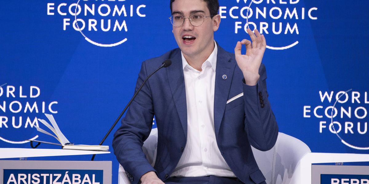Juan David Aristizabal fue reconocido en el año 2013 por la revista Forbes como uno de los “30 menores de 30 años que está cambiando el mundo” y en el 2019 fue co-presidente del Foro Económico Mundial.
