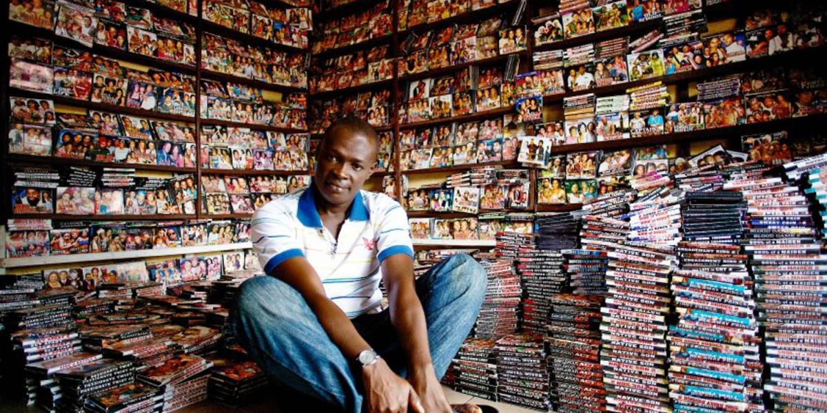 Las tiendas de películas piratas se pueden encontrar en cada esquina de Nigeria, como en muchas otras partes del mundo. Los DVD cuestan menos de dos dólares.