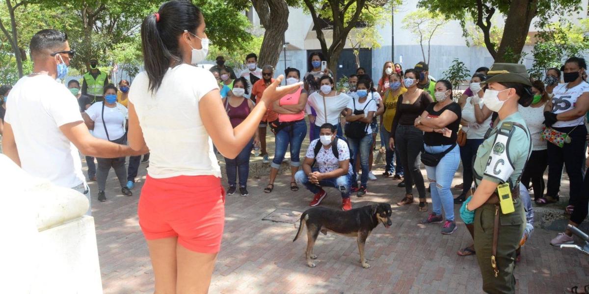 Decenas d mujeres venezolanas protestaron frente a la Alcaldía de Santa Marta. Piden gestión de autoridades para regresar a su país.